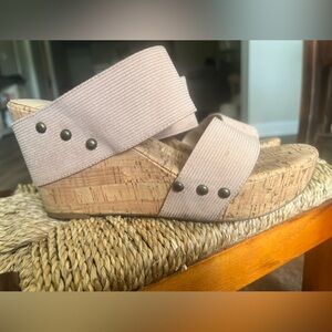 So Emilia  Sole Society wedge Size 8 Nude/Champagne